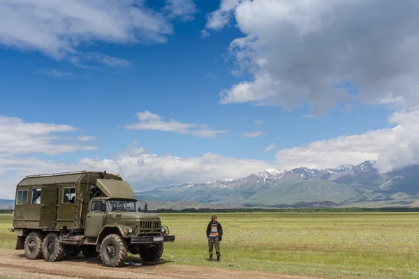Ruská nákladní automobil ural, přes malé řeky — Stock fotografie