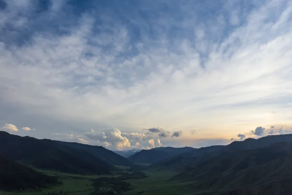 Colorido panorama otoñal de las montañas. Amanecer — Foto de Stock