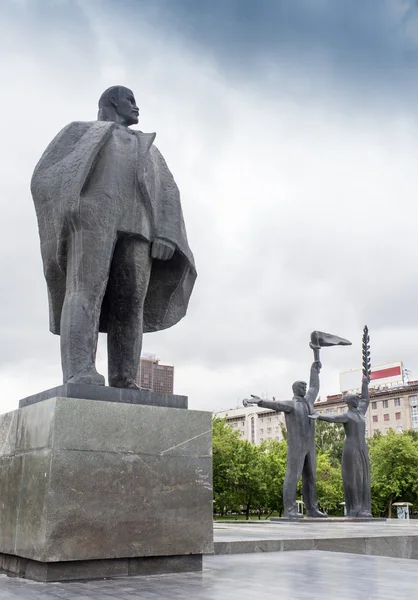 NARVA, ESTONIA - 7 de noviembre: Monumento a Lenin extendiendo su mano en Narva, Estonia, el 10 de noviembre de 2016 — Foto de Stock