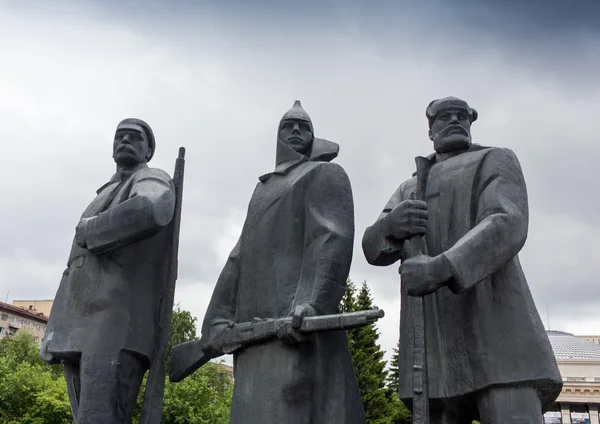 NARVA, ESTONIA - 7 de noviembre: Monumento a Lenin extendiendo su mano en Narva, Estonia, el 10 de noviembre de 2016 — Foto de Stock