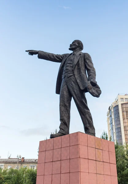 NARVA, ESTONIA - 7 de noviembre: Monumento a Lenin extendiendo su mano en Narva, Estonia, el 10 de noviembre de 2016 — Foto de Stock