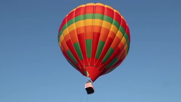 Globo de aire caliente en el paisaje de montaña — Vídeos de Stock