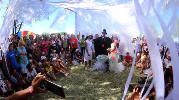 Casamento louco no festival colorido ao ar livre, onde muitas pessoas . — Vídeo de Stock