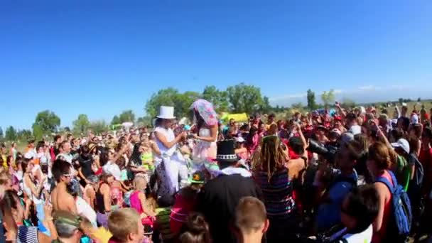 Crazy wedding at the outdoor colorful festival where a lot of people. — Stock Video