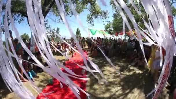 Chapas de tela secándose en el viento en el zoco — Vídeo de stock