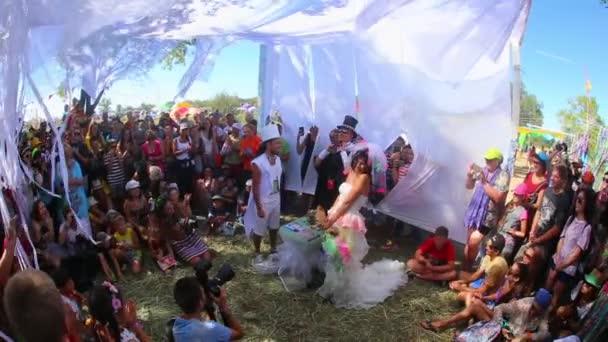 Pernikahan gila di luar ruangan penuh warna festival di mana banyak orang . — Stok Video