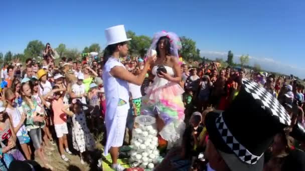 Casamento louco no festival colorido ao ar livre, onde muitas pessoas . — Vídeo de Stock