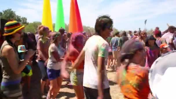 Vänner dansa på en fest, flickor med en utekväll med några drinkar — Stockvideo