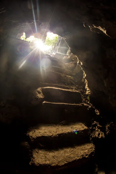 Homem na caverna — Fotografia de Stock