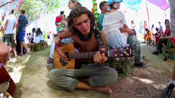 Guitarristas mãos tocando música na guitarra elétrica — Vídeo de Stock