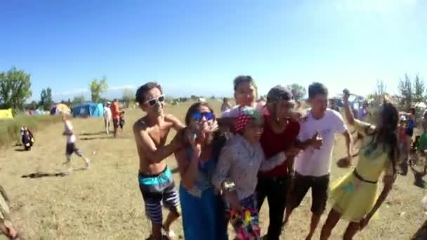 Feliz grupo étnico mixto de amigos y familiares con muchas generaciones, practicando deportes y divirtiéndose en el jardín en un día de verano. En cámara lenta . — Vídeo de stock