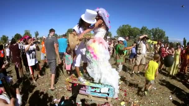 Crazy bröllop på utomhus färgstarka festival där en massa människor. — Stockvideo