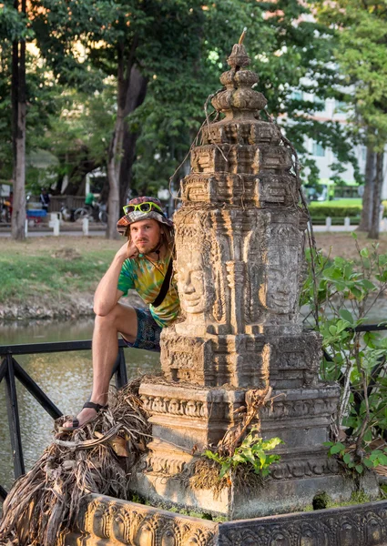 Jovem viajante usando um chapéu com mochila e tripé em Angkor Wat, Siem Reap, Camboja — Fotografia de Stock