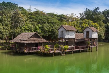 Nipa bambu kulübe palmiye ağaçları ile beyaz kum plaj