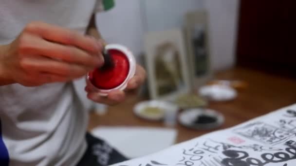 Mans mains peint hiéroglyphe japonais sur papier blanc — Video