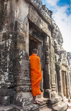Monk düşünürken, Angkor Wat, Siam Reap, Kamboçya.