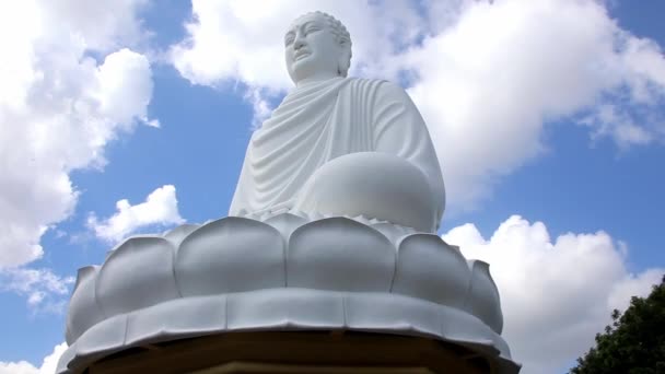 Bulutlu gün gökyüzü dev Buda heykeli — Stok video