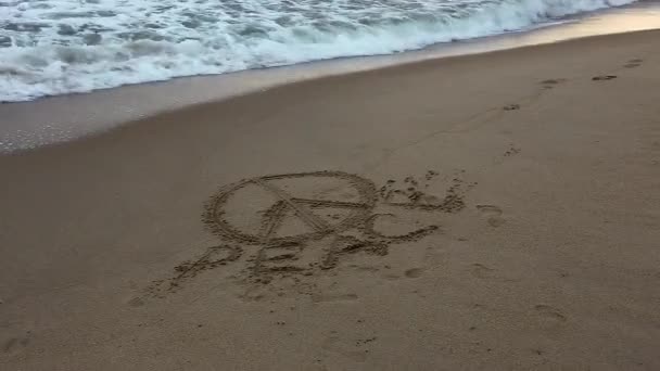 Inscripción "amor" en la arena lava la ola — Vídeo de stock