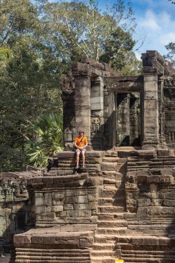 Monk düşünürken, Angkor Wat, Siam Reap, Kamboçya.