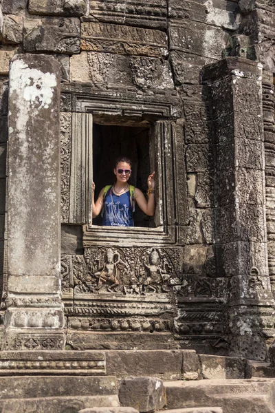 Contemplando a Monje, Angkor Wat, Siam Reap, Camboya . —  Fotos de Stock