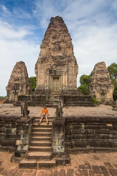 Jovem viajante usando um chapéu com mochila e tripé em Angkor Wat — Fotografia de Stock