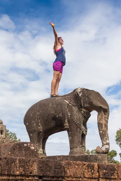 Gelukkig jongedame op de olifant in de tempel van Angkor Wat. — Stockfoto