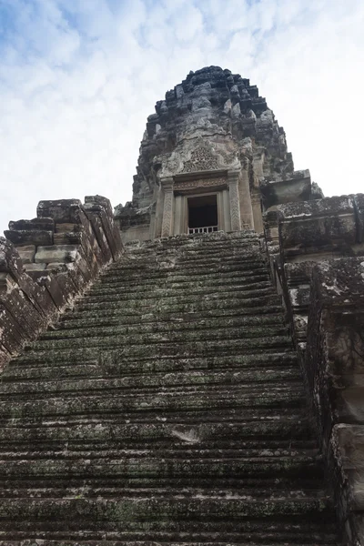 Céu azul perto da entrada do antigo templo Preah Khan em Angkor. Siem Reap, Camboja . — Fotografia de Stock