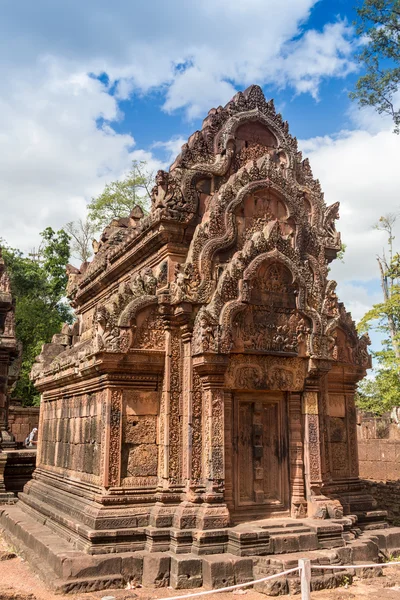 Blå himlen nära ingången till gamla Preah Khan templet i Angkor. Siem Reap, Kambodja. — Stockfoto