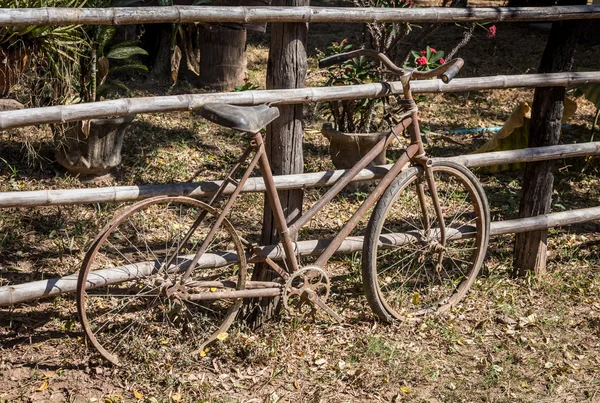 Velha bicicleta vintage enferrujada perto da parede de concreto — Fotografia de Stock