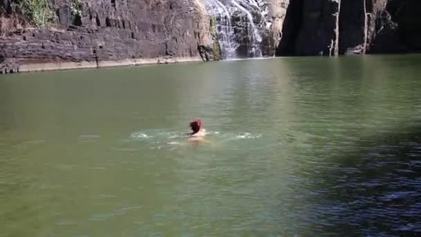 Beleza sensual relaxante na piscina tropical com vista — Vídeo de Stock