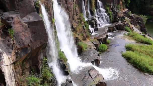 Nähe zum Wasserfall mit dem Boot — Stockvideo