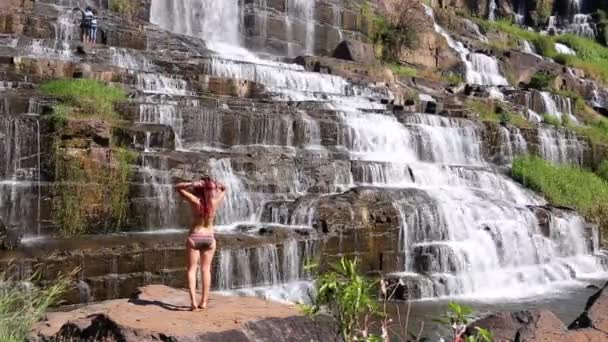 Chica sexy con bikini tomando una ducha en cascada — Vídeos de Stock
