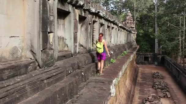 Chica en una Escalera de Anfiteatro — Vídeo de stock