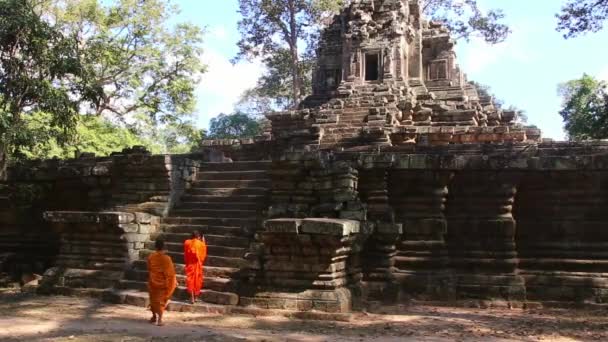 Kambodja, Siem Reap provinsen, Angkor Wat, mars 09, 2016: Okänd munk och templet arbetaren fortsätta dialogen, turister bakgrund. Siem Reap provinsen, Kambodja — Stockvideo