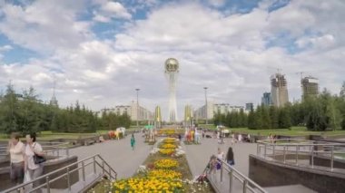 Astana - Eylül 2014 yaklaşık: Orta Asya, Kazakistan, Astana, Nurzhol Bulvar - Merkez bölgesi ve Bayterek kule gece-zaman atlamalı ışıklı