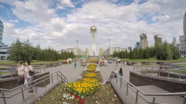 ASTANA - CIRCA SEPTEMBER 2014: Central Asia, Kazakhstan, Astana, Nurzhol Bulvar - Central Boulevard and Bayterek Tower illuminated at night - Time lapse — стоковое видео