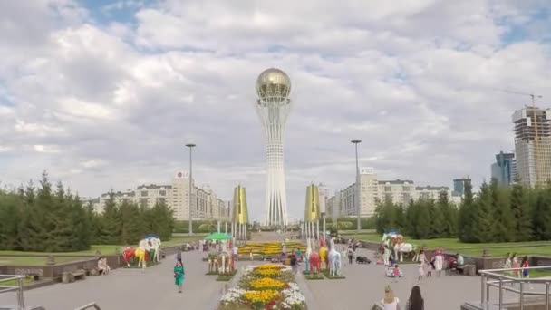 ASTANA - CIRCA SEPTEMBER 2014: Central Asia, Kazakhstan, Astana, Nurzhol Bulvar - Central Boulevard and Bayterek Tower illuminated at night - Time lapse — стоковое видео