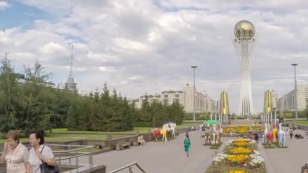 ASTANA - CIRCA SEPTEMBER 2014: Central Asia, Kazakhstan, Astana, Nurzhol Bulvar - Central Boulevard and Bayterek Tower illuminated at night - Time lapse — стоковое видео