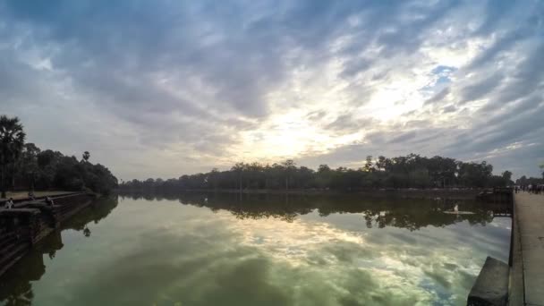 Briljante kleuren van de zonsondergang over Buffalo Lake — Stockvideo