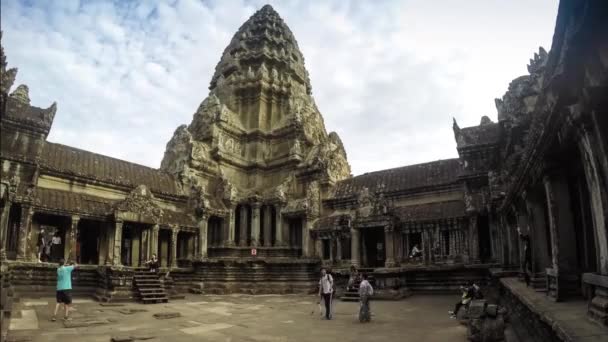 Turisté lezení chrám angkor wat — Stock video