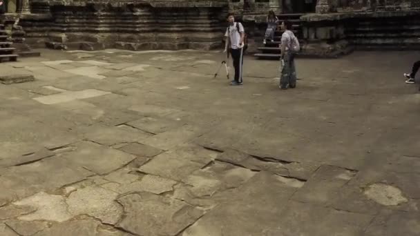 Turisté lezení chrám angkor wat — Stock video