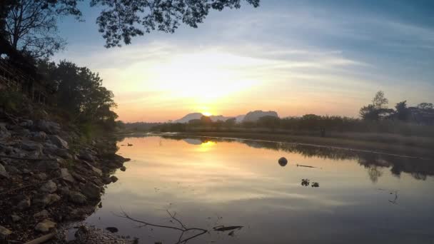 Zonsondergang over een belangrijke zijrivier van de Amazone - de Rio Napo in Ecuador - Timelapse — Stockvideo