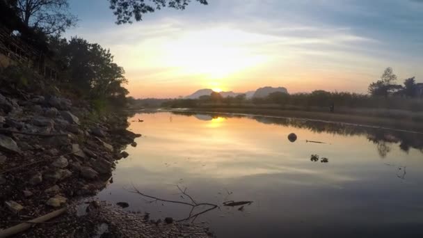 Západ slunce nad hlavní přítok Amazonky - Rio Napo v Ekvádoru - Timelapse — Stock video