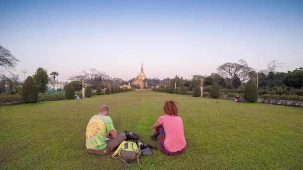 Un couple heureux qui s'amuse dehors. Couple s'enfuyant dans la prairie . — Video