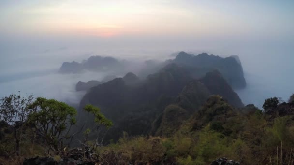 时间推移剪辑。奇异的山景观与七色的云彩. — 图库视频影像