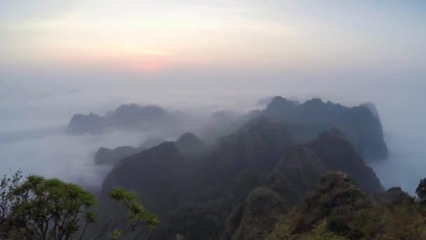 Clip time lapse. Fantastico paesaggio montano con nuvole colorate . — Video Stock