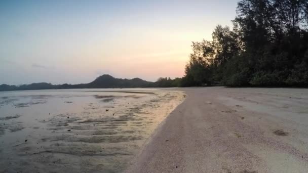 Bel tramonto sull'isola tropicale — Video Stock