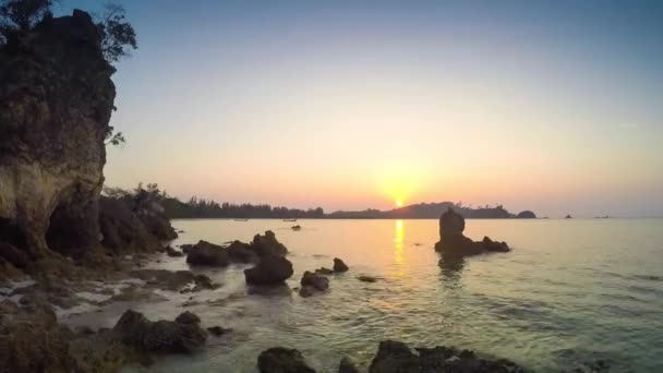 Beau coucher de soleil sur la plage, couleurs étonnantes — Video