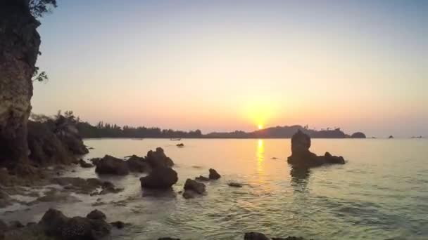 Beau coucher de soleil sur la plage, couleurs étonnantes — Video