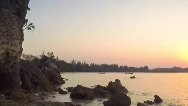 Beau coucher de soleil sur la plage, couleurs étonnantes — Video